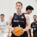 Adri&agrave; Moncanut en un partido de baloncesto con bal&oacute;n en mano