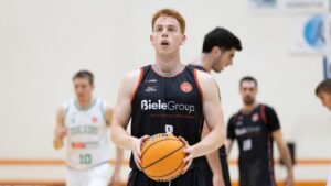Adri&agrave; Moncanut en un partido de baloncesto con bal&oacute;n en mano