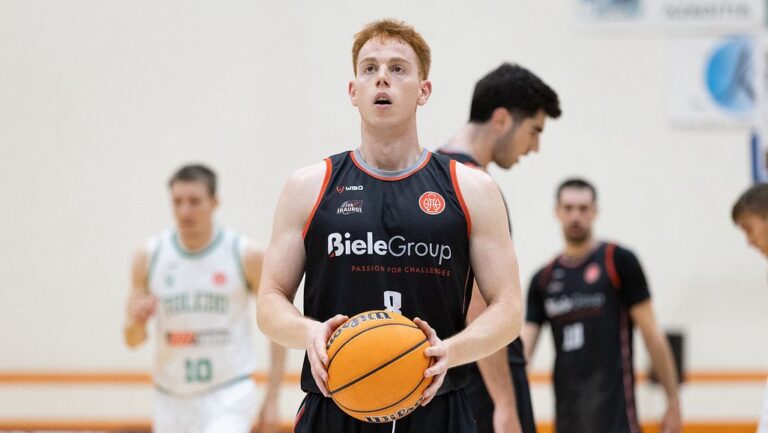 Adri&agrave; Moncanut en un partido de baloncesto con bal&oacute;n en mano