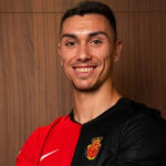 Adri&aacute;n Fuentes posando con la camiseta del RCD Mallorca