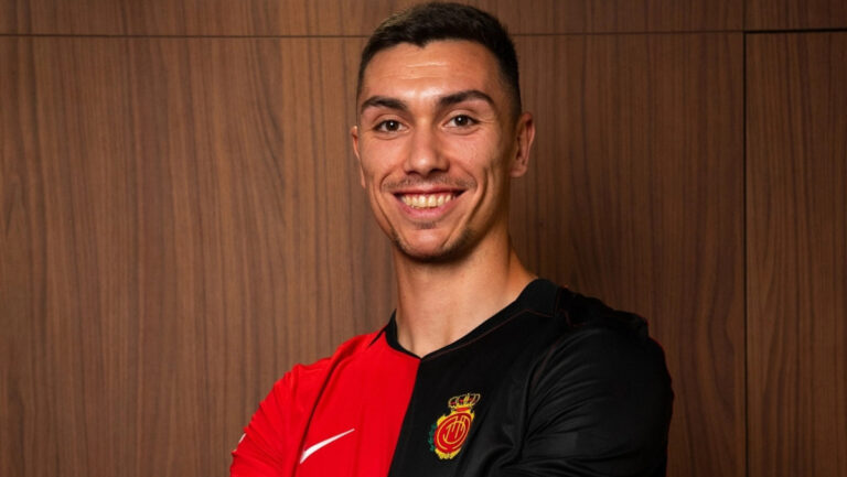 Adri&aacute;n Fuentes posando con la camiseta del RCD Mallorca