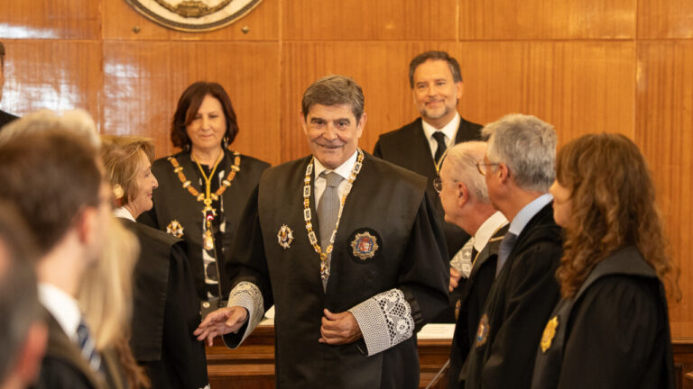 Adrián Salazar en ceremonia judicial con otros fiscales