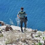 Agente de la Guardia Civil observando la costa desde un acantilado
