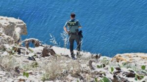 Agente de la Guardia Civil observando la costa desde un acantilado