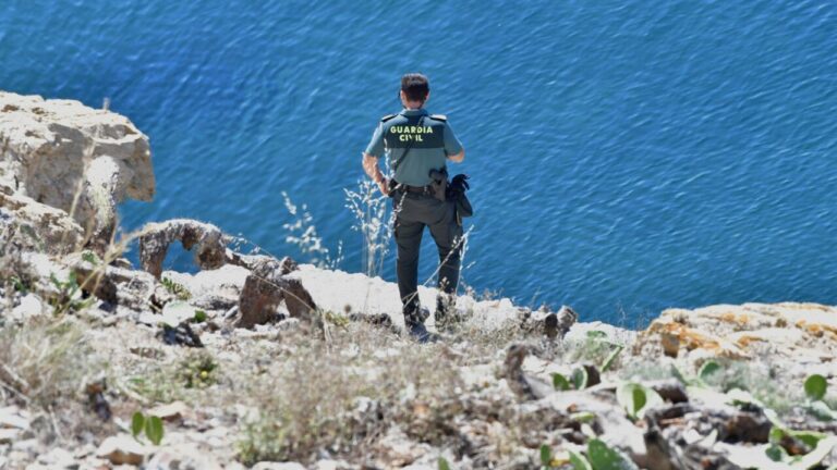 Agente de la Guardia Civil observando la costa desde un acantilado