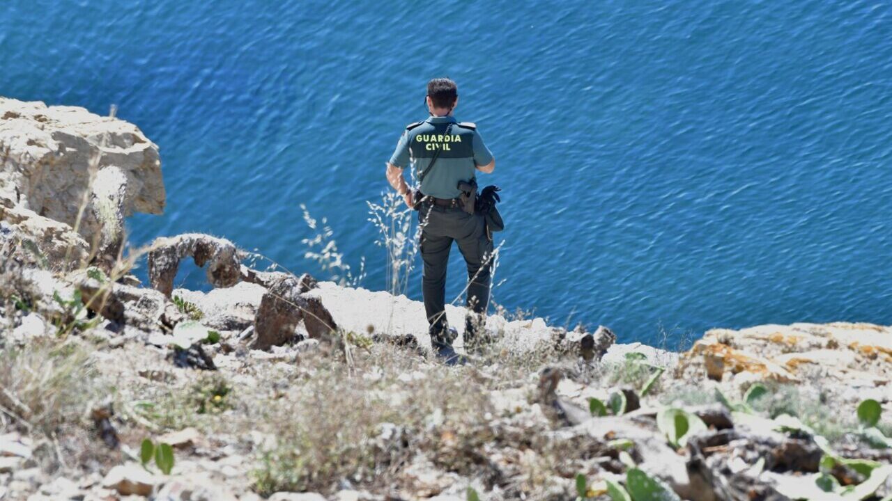 Agente de la Guardia Civil observando la costa desde un acantilado