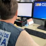 Agente de la Policía Nacional trabajando en una computadora