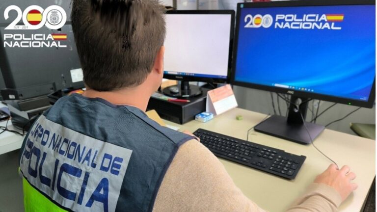 Agente de la Policía Nacional trabajando en una computadora