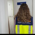 Agente de la UFAM de la Polic&iacute;a Nacional en una oficina