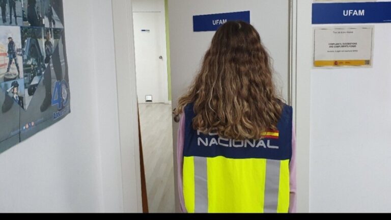 Agente de la UFAM de la Polic&iacute;a Nacional en una oficina