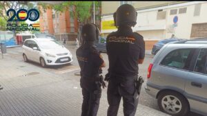 Dos agentes de la Polic&iacute;a Nacional en una calle observando un veh&iacute;culo