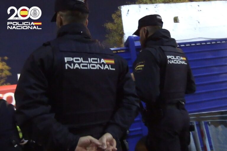 Agentes de la Policía Nacional en un operativo nocturno