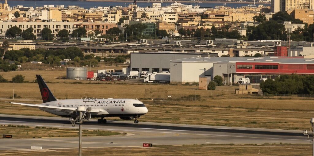 Avi&oacute;n de Air Canada aterrizando en el aeropuerto de Palma de Mallorca
