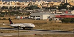 Avi&oacute;n de Air Canada aterrizando en el aeropuerto de Palma de Mallorca