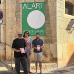 Presentación del ciclo de arte contemporáneo ALART en Alaró con tres personas.