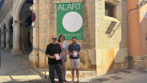 Presentaci&oacute;n del ciclo de arte contempor&aacute;neo ALART en Alar&oacute; con tres personas.