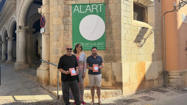 Presentación del ciclo de arte contemporáneo ALART en Alaró con tres personas.