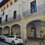 Fachada del Ayuntamiento de Alaró con vehículos estacionados