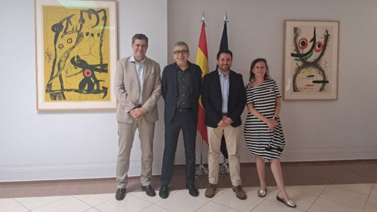 Reunión del alcalde de Alaró con autoridades culturales en un entorno institucional.