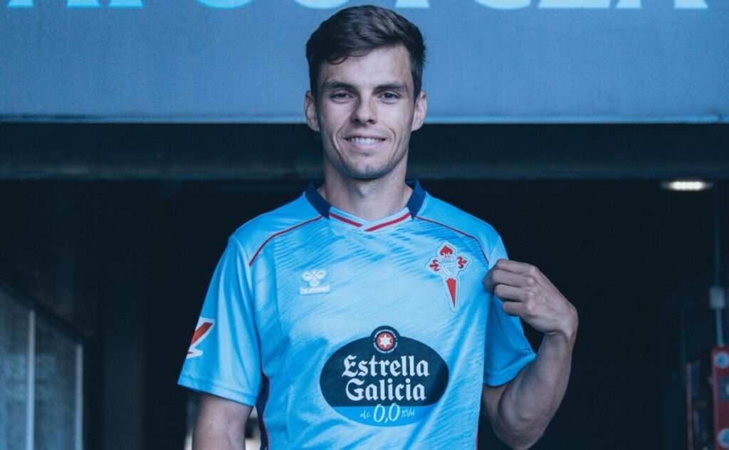Aleix Febas posando con la camiseta del Celta de Vigo