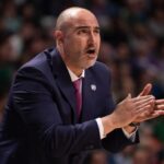 Alejandro Formento dirigiendo un partido de baloncesto