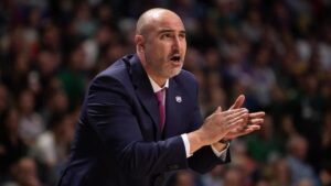 Alejandro Formento dirigiendo un partido de baloncesto