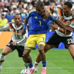 Jugadores de Alemania y Curazao compiten en un partido de fútbol