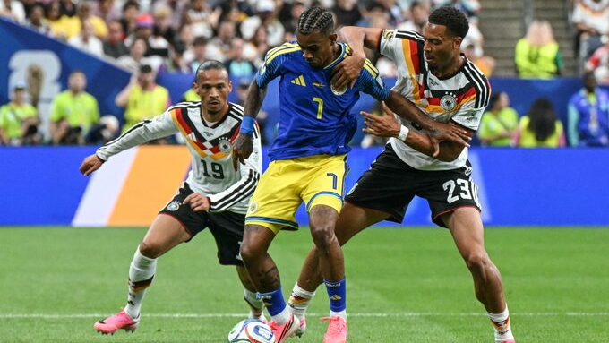 Jugadores de Alemania y Curazao compiten en un partido de fútbol