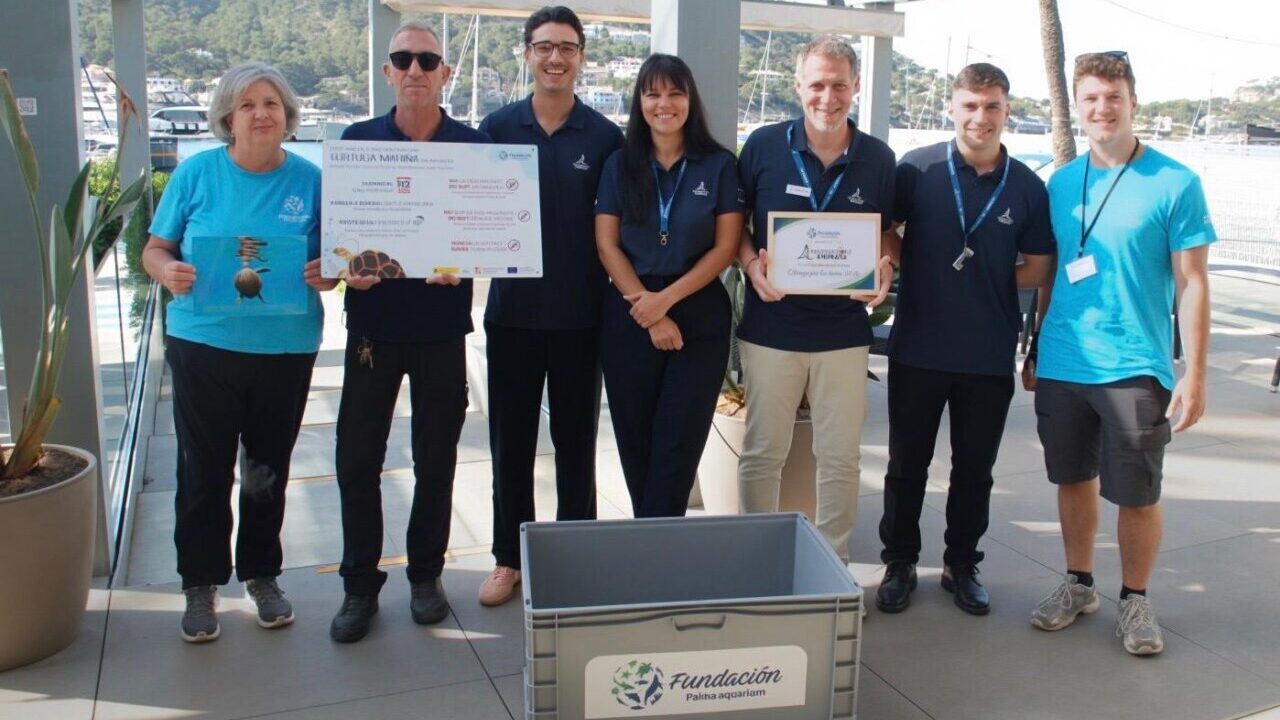 Grupo de personas en evento de conservaci&oacute;n marina en Mallorca