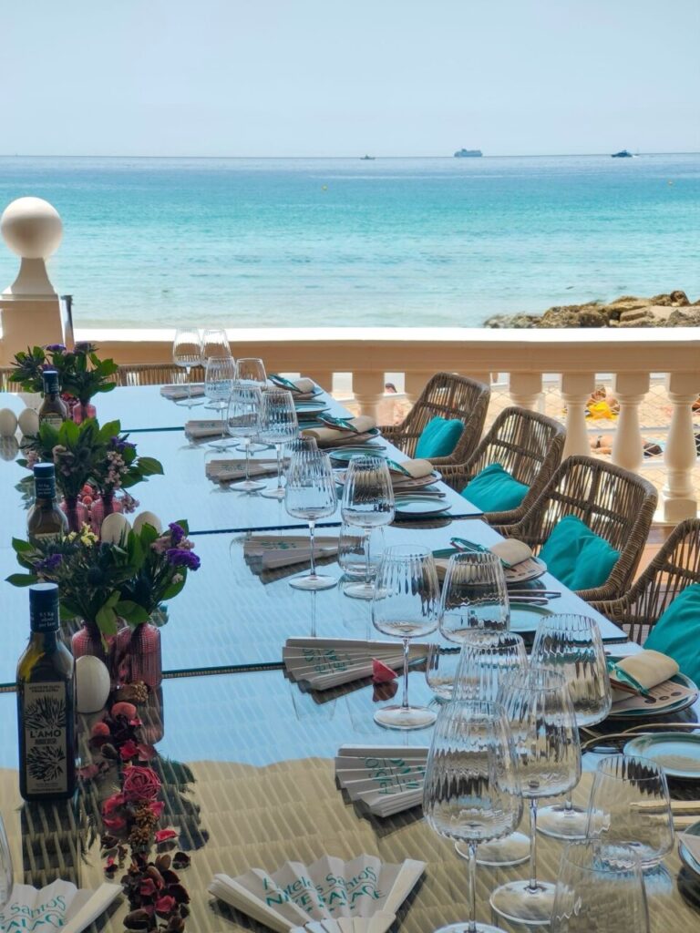 Mesa decorada con vista al mar en el restaurante A Popa Sea Club