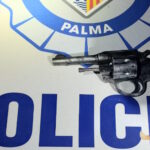 Revolver sobre el logo de la Policía Local de Palma