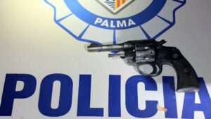 Revolver sobre el logo de la Polic&iacute;a Local de Palma