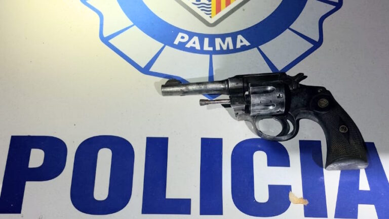 Revolver sobre el logo de la Policía Local de Palma