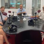 Cuatro analistas discutiendo en un estudio de radio sobre política en Baleares
