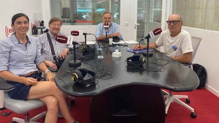 Cuatro analistas discutiendo en un estudio de radio sobre pol&iacute;tica en Baleares