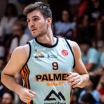 Ander Urdiain jugando baloncesto con el equipo Palmer Basket
