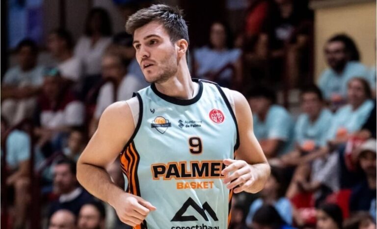 Ander Urdiain jugando baloncesto con el equipo Palmer Basket
