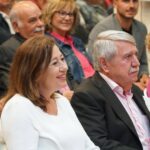 Andreu Isern en su despedida como alcalde de Consell rodeado de asistentes