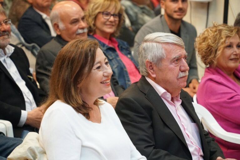 Andreu Isern en su despedida como alcalde de Consell rodeado de asistentes