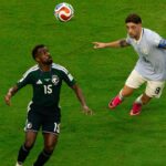 Jugadores de Arabia Saudita y Uruguay compiten por el balón en un partido