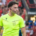 Lluís Bestard, árbitro de fútbol, en un partido con uniforme amarillo