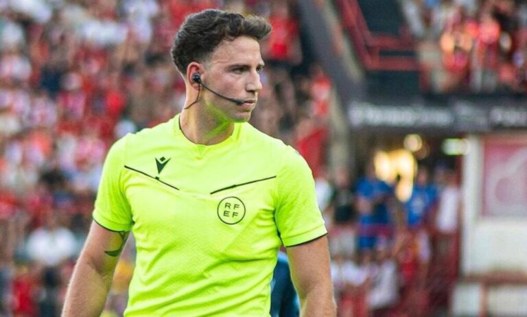 Llu&iacute;s Bestard, &aacute;rbitro de f&uacute;tbol, en un partido con uniforme amarillo