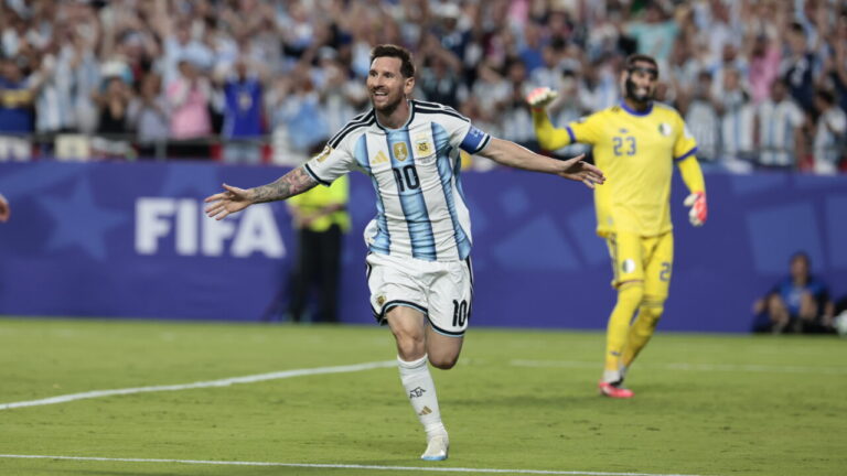 Messi fulmina a Argelia con un 'hat trick' hist&oacute;rico