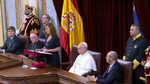 Francina Armengol dando un discurso en el Congreso durante la visita del papa Le&oacute;n XIV.