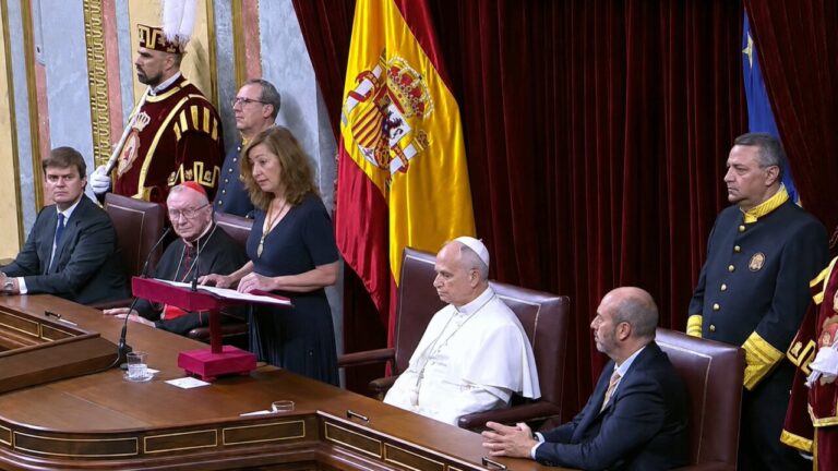 Francina Armengol dando un discurso en el Congreso durante la visita del papa León XIV.