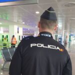 Agente de policía en el aeropuerto de Menorca supervisando la situación