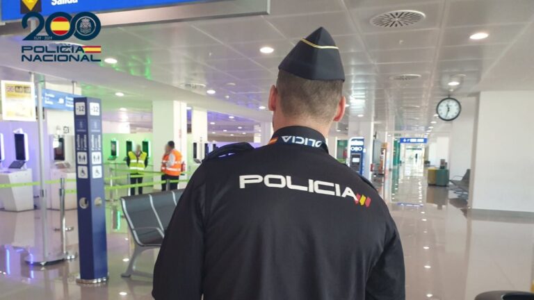 Agente de policía en el aeropuerto de Menorca supervisando la situación