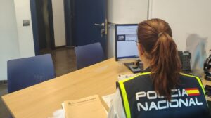 Oficial de polic&iacute;a trabajando en un escritorio con documentos