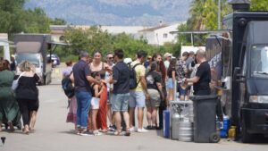 Multitud de personas en un festival gastron&oacute;mico en Mallorca