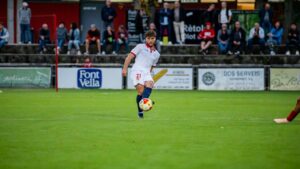 Futbolista &Aacute;lvaro Mart&iacute;n en acci&oacute;n durante un partido de f&uacute;tbol